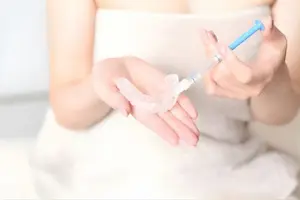 ホワイトニングの準備をする女性